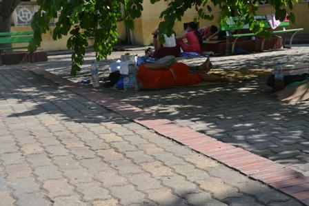 Hàng ngàn người vạ vật trong bệnh viện dưới cái nắng 39 độ C